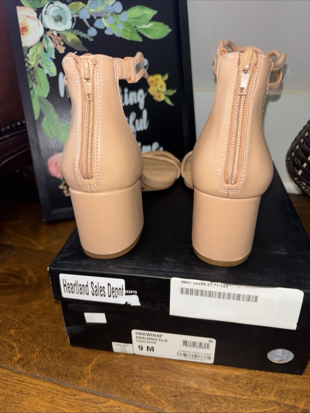 Women's INC Almond Scalloped Block Heel Sandals 9M - Picture 8 of 11
